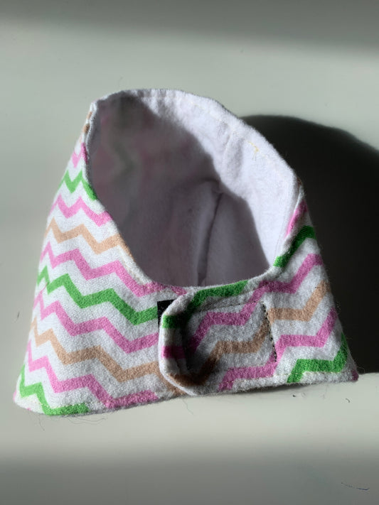 Zig zag on white pet fall cap