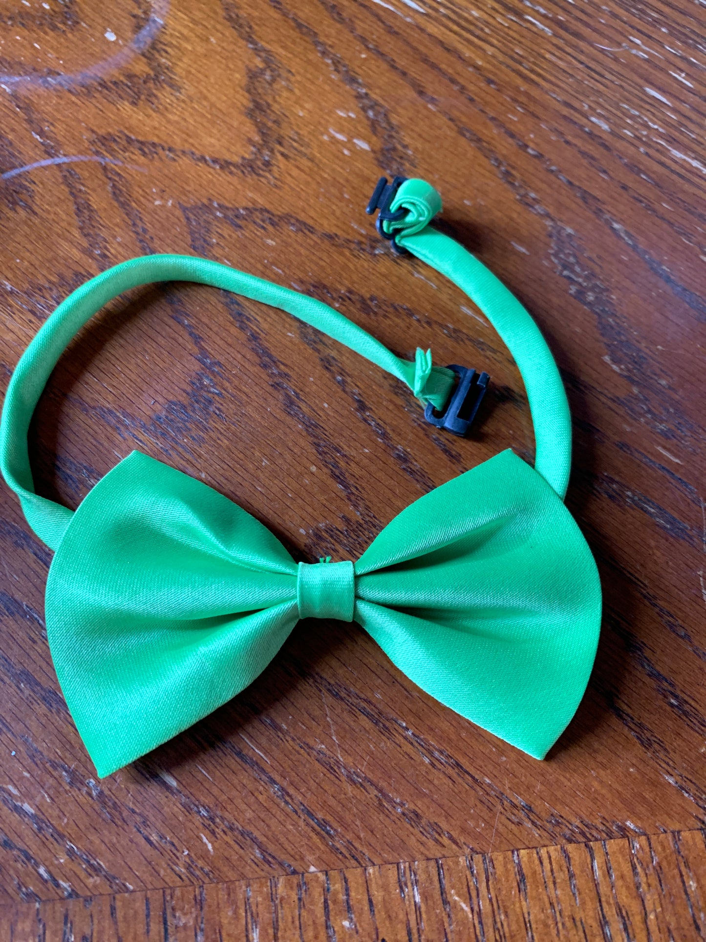 Green pet bow tie